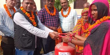 मटिहानीमा दलित परिवारलाई ग्यास चुल्हा र सिलिण्डर वितरण