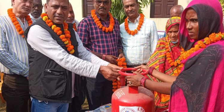 मटिहानीमा दलित परिवारलाई ग्यास चुल्हा र सिलिण्डर वितरण