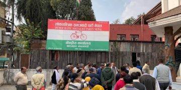 महन्थ ठाकुरले एकलौटी गरेको भन्दै लाेसपा नेपालका असन्तुष्ट पक्षद्वारा पार्टी कार्यालय घेराउ