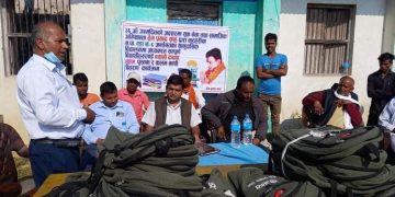 युवा नेता हेम प्रसाद साहद्वारा २७५ विद्यार्थी लाई स्कुलब्याग बितरण