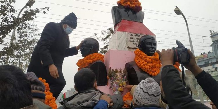 मधेश आन्दोलनका पहिलो सहिद महतोको शालिकमा मुख्यमन्त्री राउतद्वारा माल्यार्पण