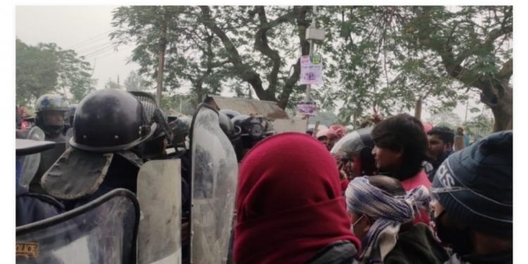 धनुषाकाे गणेशमान चारनाथ नगरपालिकाको पोर्ताहामा प्रहरी र जनमतका कार्यकर्ताबीच झडप हुदा आधा दर्जन प्रदर्शनकारी घाइते