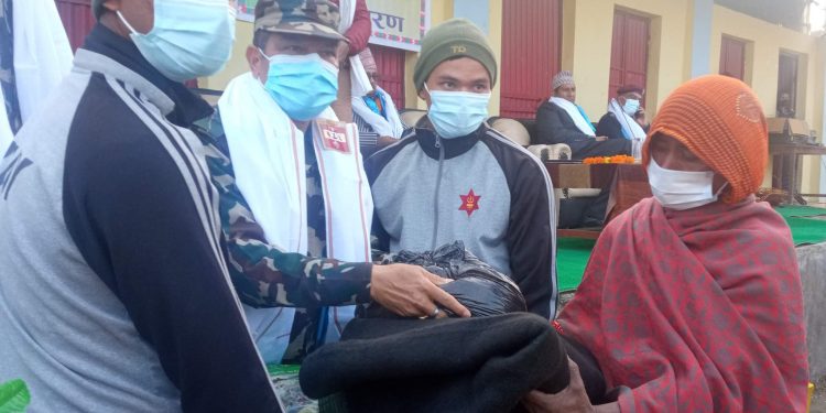 महोत्तरीमा शितलहर प्रभावित पचास भन्दा बढी परिवारलाई सैनिक श्रीमती संघले बाँडे खाद्यान्न तथा कम्बल