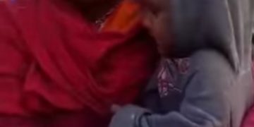 बच्चा चोरी गरेर भाग्दै गर्दा एक महिला पक्राउ