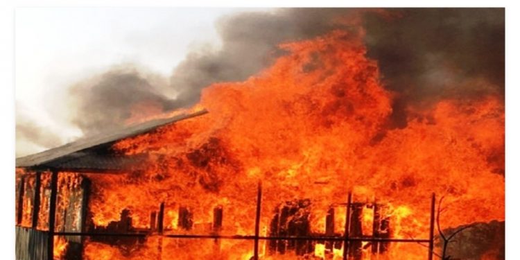 सर्लाहीमा पानी फ्याक्ट्रीमा आगलगी हुँदा लाखौँको क्षति