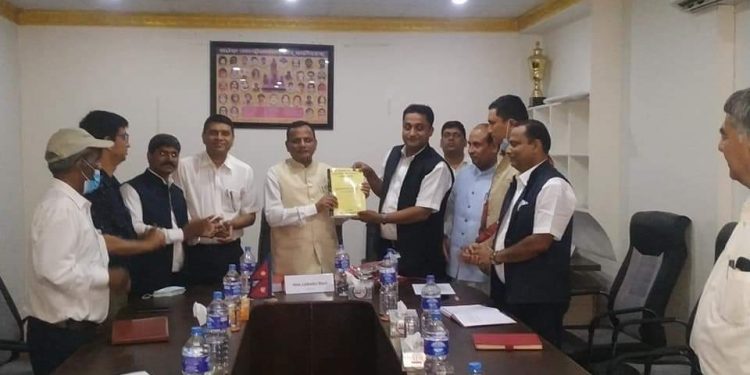 मधेश सरकारको नयाँ दरबन्दी संरचना तयार समितिद्वारा मुख्यमन्त्री राउत समक्ष प्रतिबेदन पेश