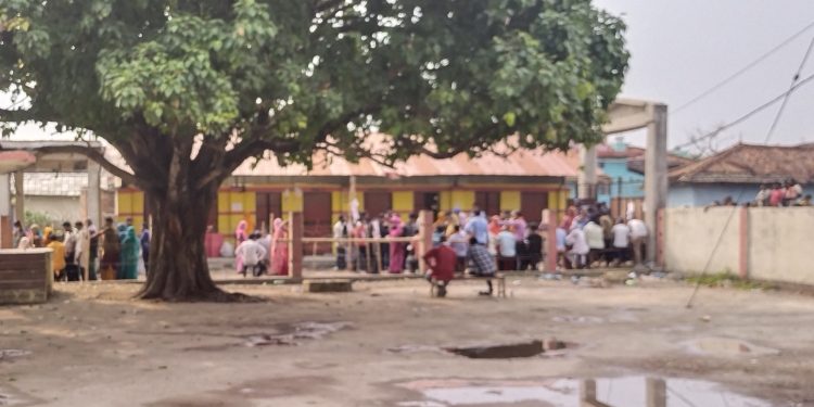 साेनमा गाउँपालिका १मतदान केन्द्रमा त्रिपालकाे व्यवस्था नहुदा वर्षको कारण २घण्टा मत खसाउने कार्य बन्द