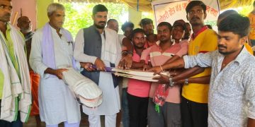 राज्यमन्त्री सराेज सिंह कुश्वाहाले ७ लाख बराबरकाे क्रिकेट समाग्रि वितरण