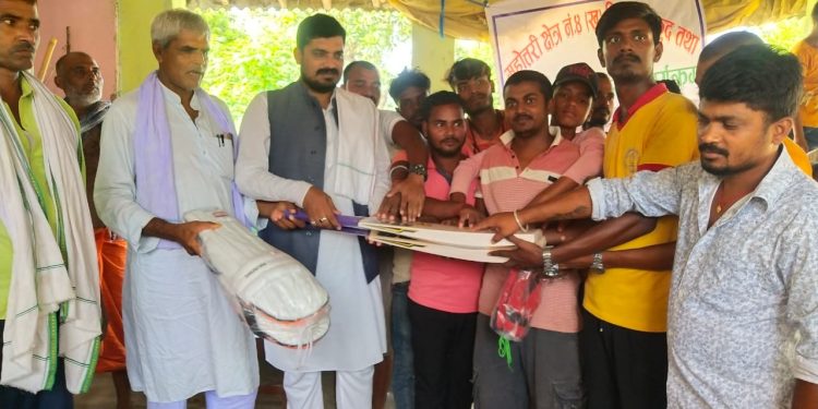 राज्यमन्त्री सराेज सिंह कुश्वाहाले ७ लाख बराबरकाे क्रिकेट समाग्रि वितरण