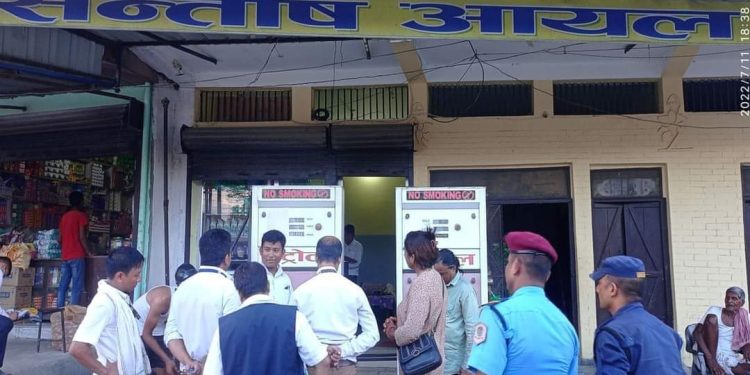 नवलपरासीमा बजार अनुगमन तीव्र; परिमाण कम गरेर इन्धन बेच्ने सन्तोष आयल स्टोर्समा सिलबन्दी