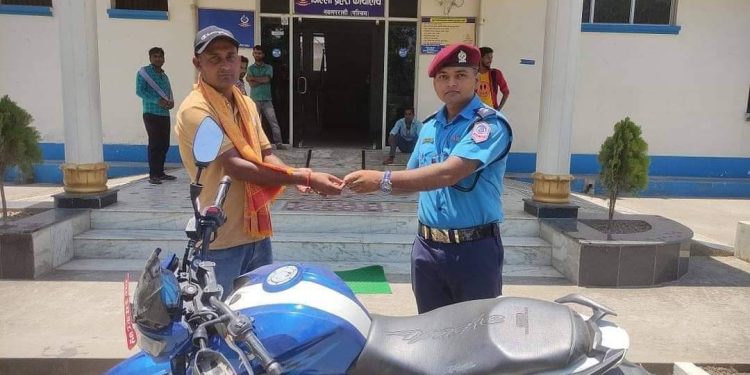 चोरी भएका एक मोटरसाइकल बरामद गरि नवलपरासी पश्चिम प्रहरीले बुझाए धनीलाई
