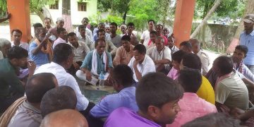 भगवानपुरमा करारको कर्मचारी द्वारा पालिकामा आन्दोलित