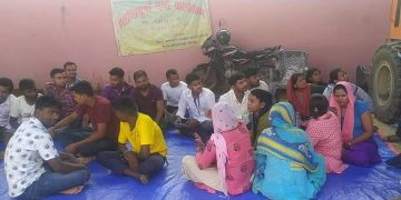 सिरहाको बरियारपट्टीमा करारका कर्मचारीहरु ४ दिन देखि निरन्तर धर्नामा