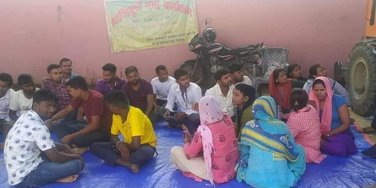 सिरहाको बरियारपट्टीमा करारका कर्मचारीहरु ४ दिन देखि निरन्तर धर्नामा