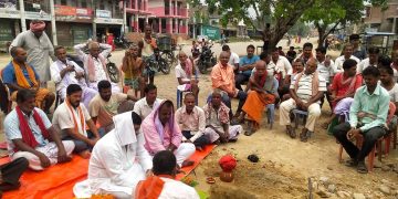 पूर्व आन्तरिक मामिला तथा कानुन राज्यमन्त्री सरोज सिंह कुशवााले गरे  दुइवटा बजार  ढलानकाे  शिलान्यास