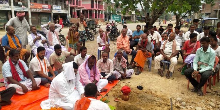 पूर्व आन्तरिक मामिला तथा कानुन राज्यमन्त्री सरोज सिंह कुशवााले गरे  दुइवटा बजार  ढलानकाे  शिलान्यास