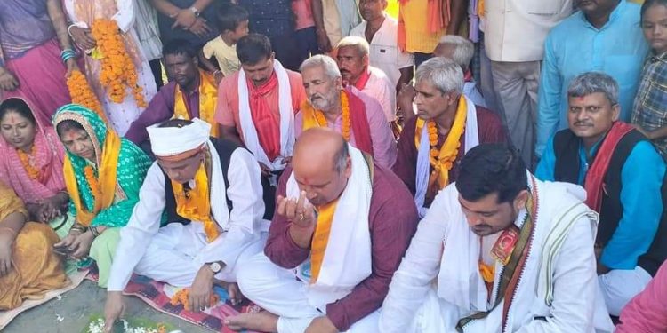 मुख्यमन्त्री लालबाबु राउत र सांसद कुश्वाहा द्वारा १३ करोडको लागतमा झिंगास्थान जंगहा खोला पुलको शिलान्यास