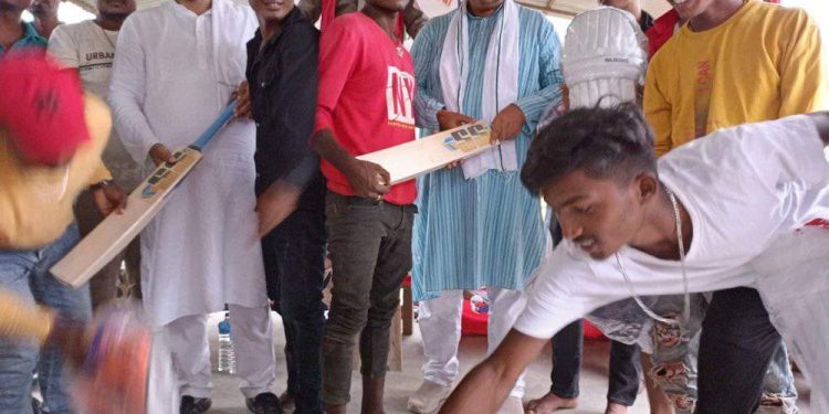 राज्यमन्त्री सराेज सिंह कुश्वाहाले गरे १लाख बराबरकाे क्रिकेट समाग्रि वितरण