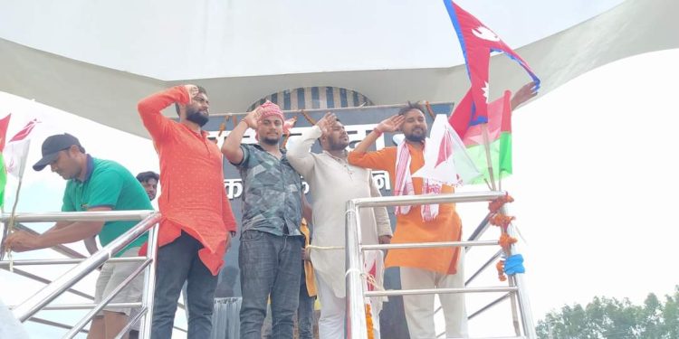 झण्डा हटाउने माथी कार्वाहीको माग गर्दै पुनः लगाए झण्डा