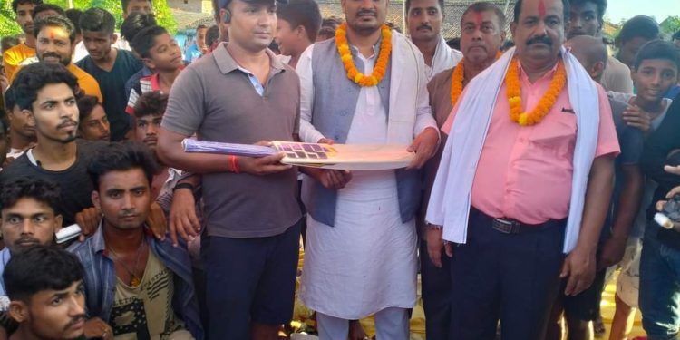 राज्यमन्त्री सराेज सिंह कुश्वाहाले  क्रिकेट समाग्रि वितरणमा निरन्तरता दिदै