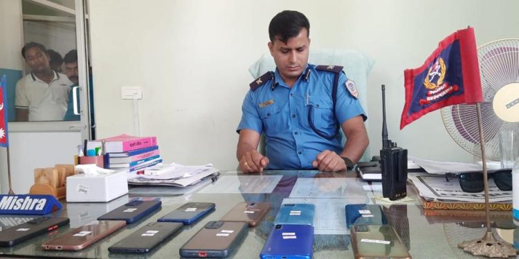 गैशाला प्रहरीको प्रयासमा हराएको १६ थान मोवाईल फेला पारी सम्बन्धित धनिलाई बुझाईयो