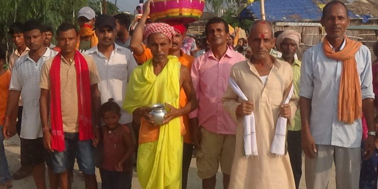 महोत्तरीको एकडारामा बँसकट्टी बिधि गर्दै आज देखी शारदीय दुर्गापुजाको शुभारमभ