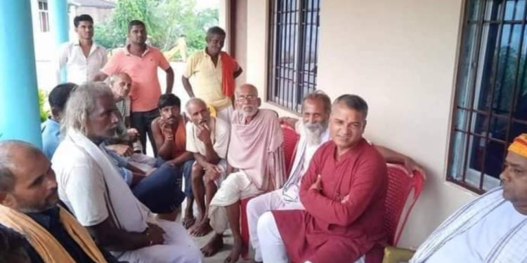 प्रदेश सांसद यादवद्वारा क्षेत्रमा कार्यकर्ता भेटघाट