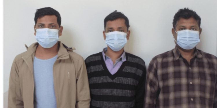 एक निजी हस्पिटलबाट तीनजना नक्कली डाक्टर पक्राउ