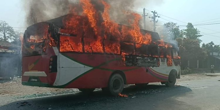 ठक्कर दिने बस स्थानीयले जलाए