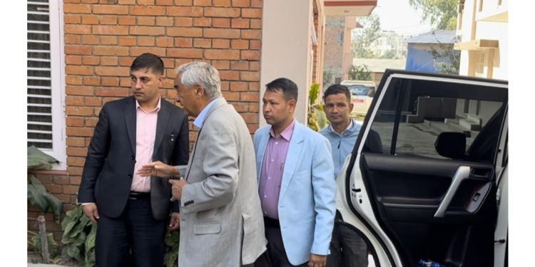 माधव नेपाललाई भेट्न गए शेरबहादुर देउवा