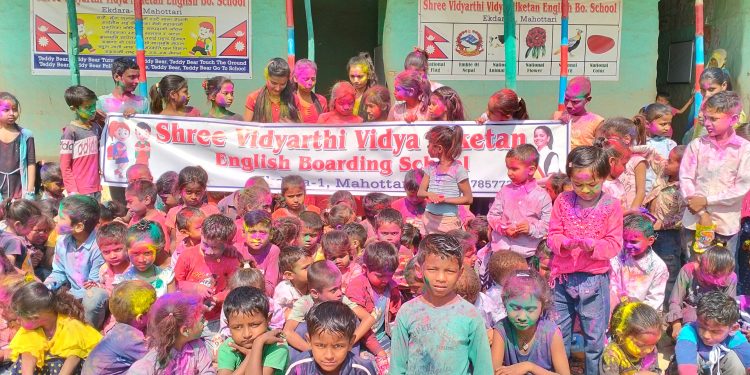 हर्षोल्हासका साथ बिद्यार्थी बिद्यानिकेतन ईङ्गलिश स्कुलले मनाए भाईचाराको पर्व होलि