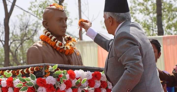 राष्ट्रपती पौडेलद्वारा महोत्तरीमा सहीदहरूको प्रतीमा अनावरण