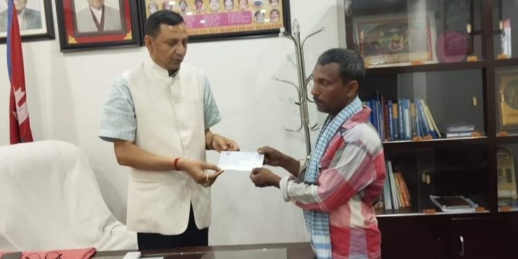 आनन्द साहको परिवारलाई पाँच लाख सहयोग