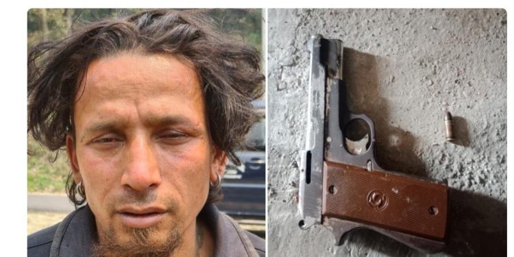 एक युवा अटोमेटिक पेस्तोलसहित पक्राउ