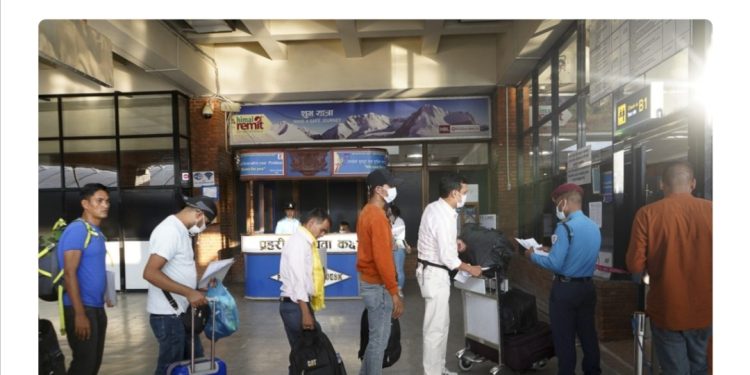 १० महिनामा ६ लाख नेपाली रोजगारीका लागि विदेशिए