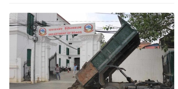 सडक विभाग बाहिर काठमाडौं महानगरले थुपारिदियो धुलो