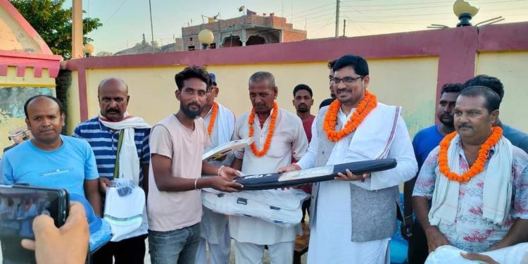 राज्यमन्त्री सराेज सिंह कुश्वाहाले २लाख बराबरकाे क्रिकेट समाग्रि गरे वितरण