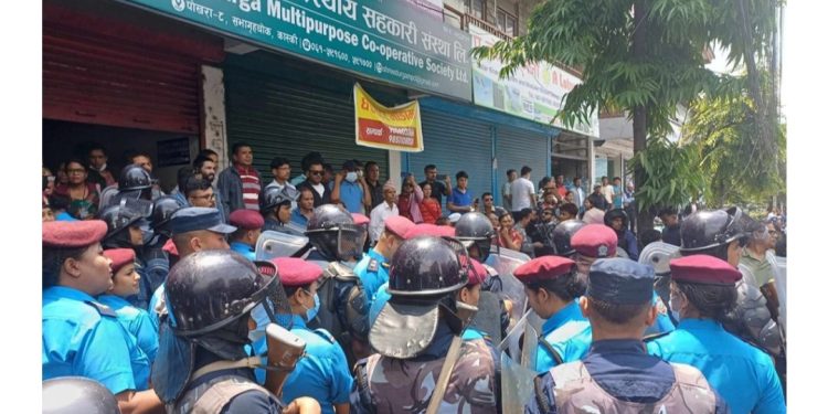 प्रधानमन्त्री प्रचण्डलाई पोखराका सहकारी पीडितले देखाए कालोझण्डा