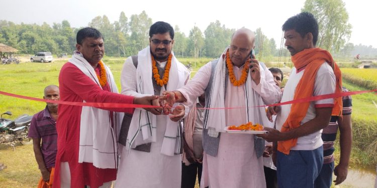 रामगोपालपुरमा सांसद कुशवाहासंगै डा यादवद्वारा समुदायिक भवन उदघाटन