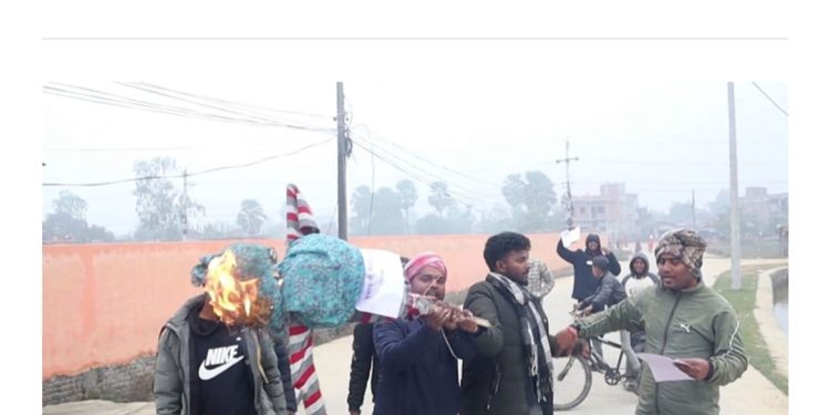 मधेशको सरकारी कामकाजी भाषासम्बन्धी विधेयकको विरोधमा प्रदेशसभा अगाडि प्रदर्शन