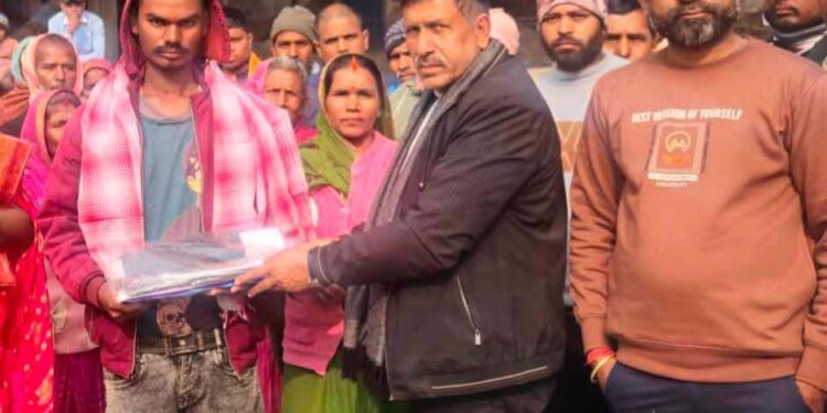 अध्यक्ष यादवले गरे गरीब र दीर्घ राेगीहरुलाइ आर्थिक सहयाेग