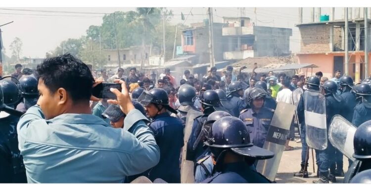 धनुषामा झड़प : दर्जन बढ़ी घाइते , दर्जनों राउंड अश्रुग्यास प्रहार