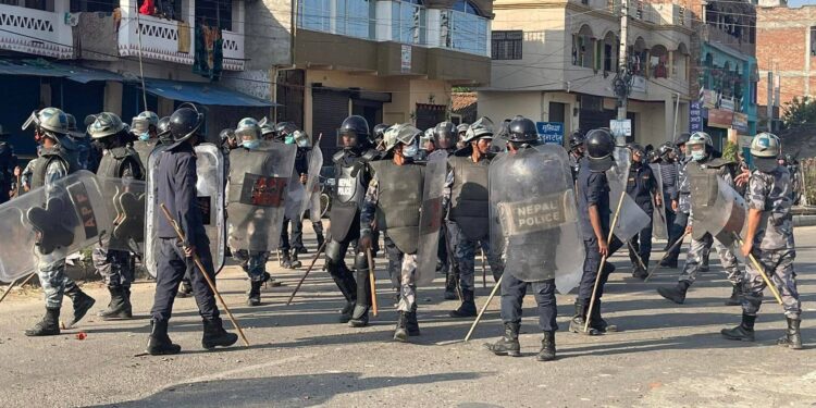 जनकपुरको झण्डाचोकमा दुई समुदायबीच झडप, चार सेल अश्रुग्यास प्रहार