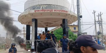 रामगाेपालपुर नगरपालिकाकाे विभिन  चोकमा टायर बालेर प्रदर्शन