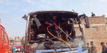 पार्किंग गरेर राखेको बसमा आगलागी