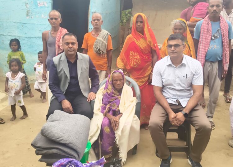 १०८ वर्षीया जानकीदेवीको लोकतन्त्रप्रेम, प्रजिअ यादवले गरे सम्मान