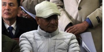 रमेश लेखकलाई काठमाडौं प्रहरी परिसरमा ल्याइँदै